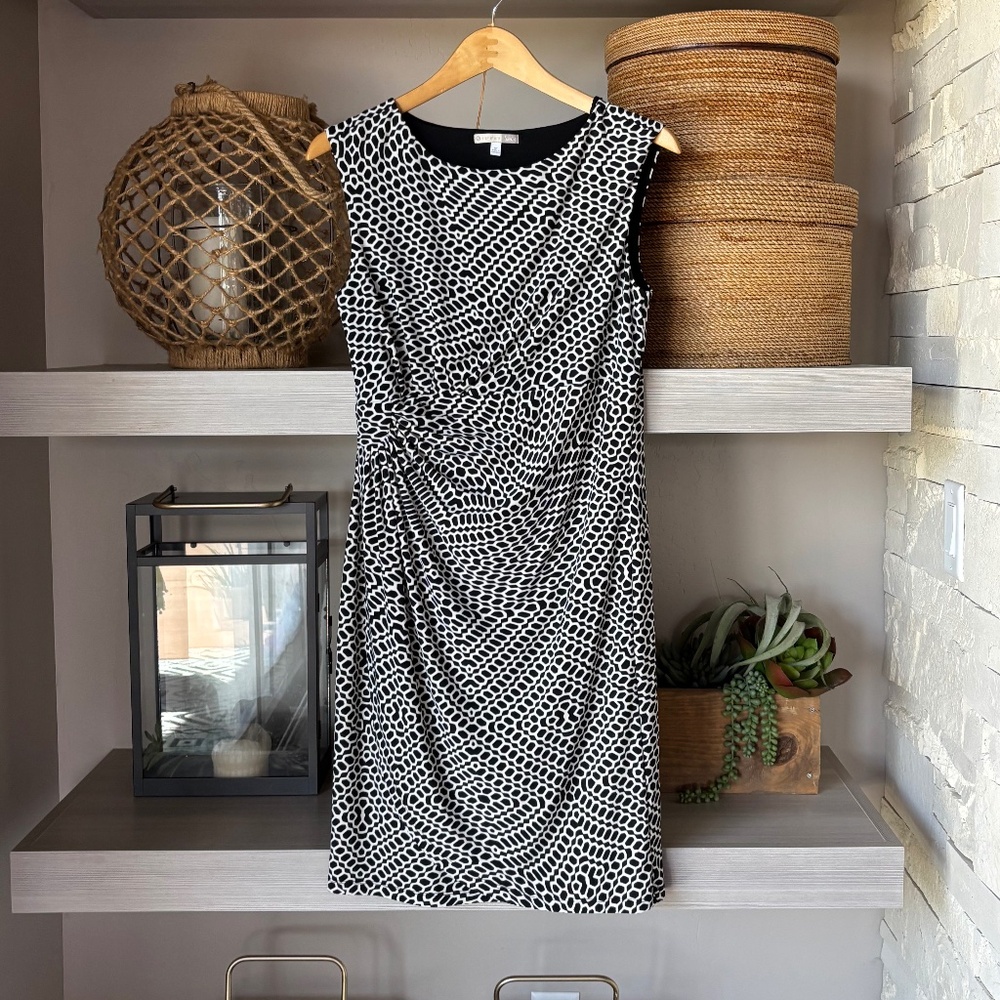 Signature Sadie - Sleeveless Black/White Midi Dress
